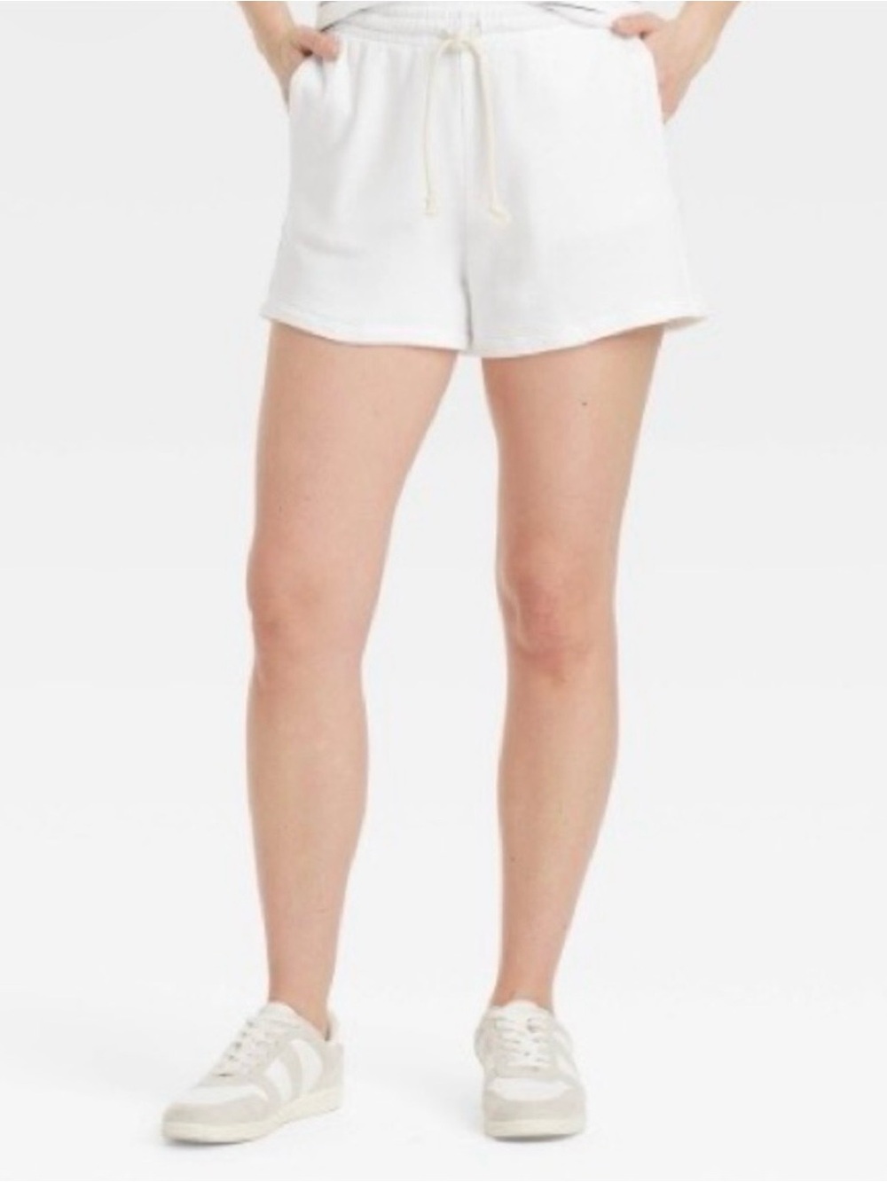 Women's Leisure Studio Mid-Rise Pull-On Shorts Universal Thread White Size Small